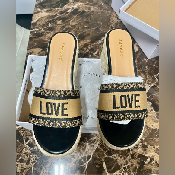 Dare to dream raffle sandals Size:8 Brand: Bamboo - Picture 2 of 4